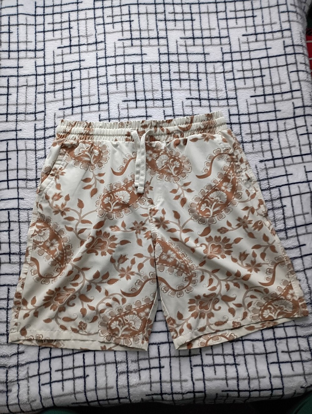 Fresh Prints of Bel Air Mens Medium Paisley Floral Creme Drawstring Shorts NWOT